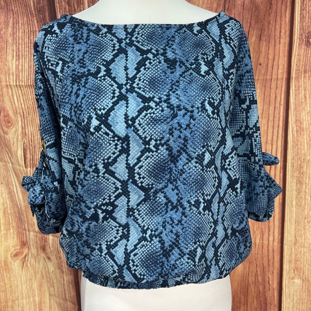 Michael by Michael Kors blue snake print boat neckline smocked blouse women’s M - Picture 3 of 17